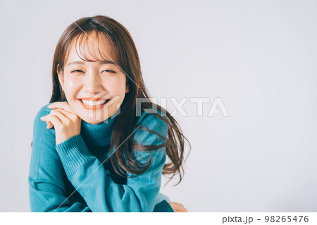 青いニットを着た女性 98265476