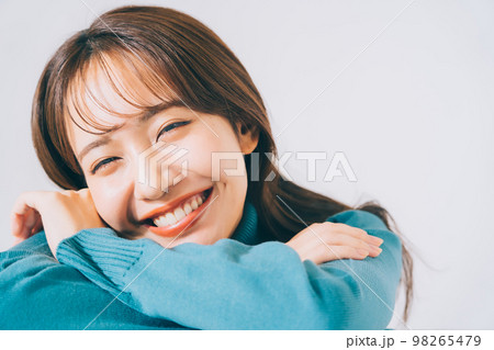 青いニットを着た女性 98265479