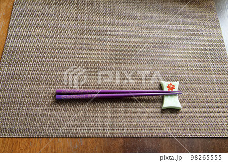 左利き｜茶色のランチョンマットと紫色の箸 98265555