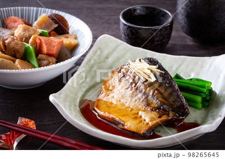 鯖の煮付けと日本酒 鯖の煮付けと日本酒 98265645