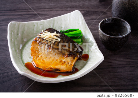 鯖の煮付けと日本酒 98265687