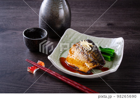 鯖の煮付けと日本酒 98265690
