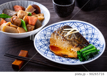 鯖の煮付けと日本酒 鯖の煮付けと日本酒 98265716