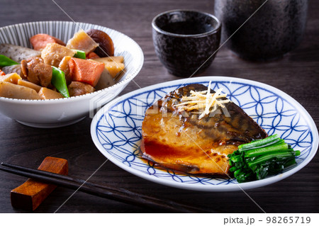 鯖の煮付けと日本酒 98265719