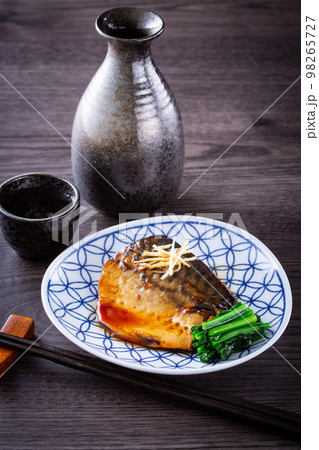 鯖の煮付けと日本酒 鯖の煮付けと日本酒 98265727
