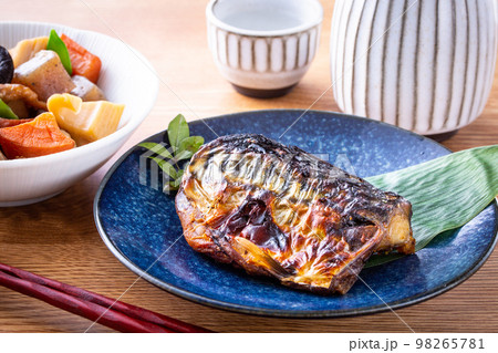 鯖の塩焼きと日本酒 鯖の塩焼きと日本酒 98265781