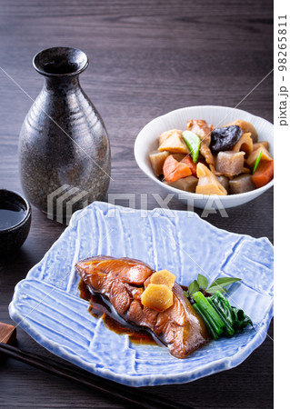 カレイの煮付けと日本酒 98265811