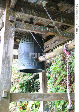 山寺にある鐘楼(鐘つき堂) 山寺にある鐘楼(鐘つき堂) 98266245