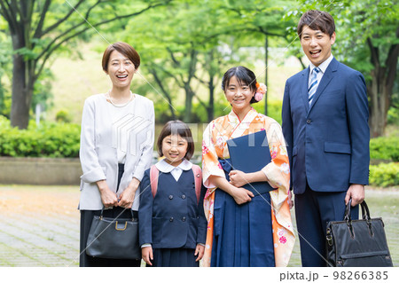 卒業式　家族　袴　 98266385