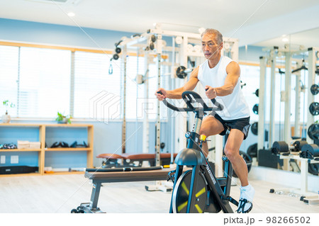 エアロバイク　シニア男性 98266502