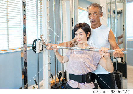 パーソナルジム　ミドルの女性 98266526