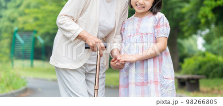 介護　シニア女性　子供 98266805