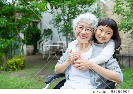 車椅子のシニア女性と女の子 98266907