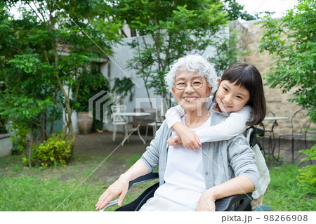 車椅子のシニア女性と女の子 98266908