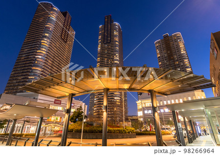 《神奈川県》タワーマンションの夜景・武蔵小杉駅周辺の街並み 《神奈川県》タワーマンションの夜景・武蔵小杉駅周辺の街並み 98266964