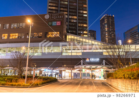 《神奈川県》タワーマンションの夜景・武蔵小杉駅周辺の街並み 《神奈川県》タワーマンションの夜景・武蔵小杉駅周辺の街並み 98266971