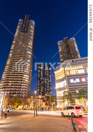 《神奈川県》タワーマンションの夜景・武蔵小杉駅周辺の街並み 98266973