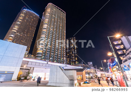 《神奈川県》タワーマンションの夜景・武蔵小杉駅周辺の街並み 98266993