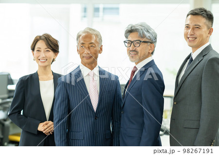 ビジネス　ミドル　ビジネスマン 98267191