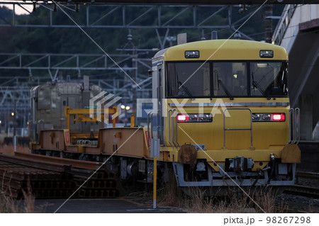 線路を運搬する鉄道車両 線路を運搬する鉄道車両 98267298