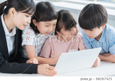 プログラミング学習をする小学生 98267425
