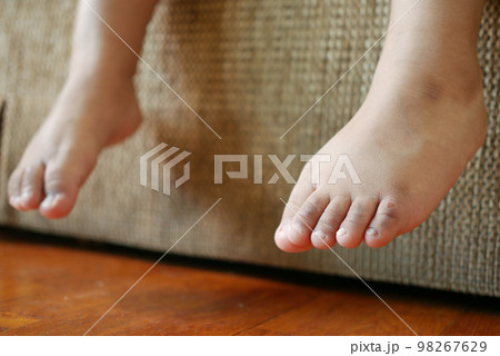 close up of 5 years old child dry feet on bed  98267629
