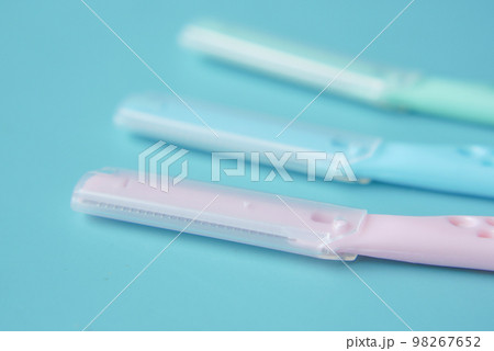 color plastics woman razors and shaving blade on table  98267652