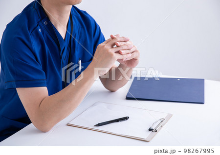 問診する医師　Doctor 98267995