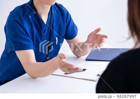 説明する医師　Doctor 98267997