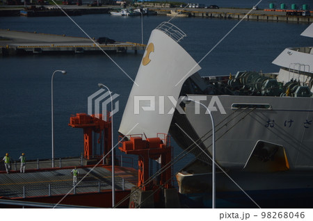 カーフェリーの「開閉式 車搬入口」（佐渡島･両津港／新潟県佐渡市） 98268046