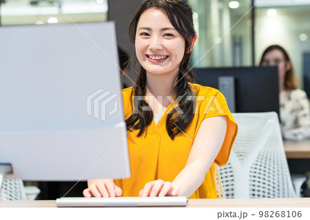 オフィスで働く若い女性　撮影協力：WEEK芝大門（サンフロンティア不動産） 98268106