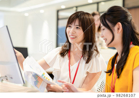 オフィスで働くビジネスパーソン 撮影協力:WEEK芝大門(サンフロンティア不動産) オフィスで働くビジネスパーソン 撮影協力:WEEK芝大門(サンフロンティア不動産) 98268107