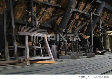 合掌造りの屋根裏 98268306