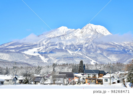 黒姫駅付近より妙高山方面を望む(長野県信濃町)【2023.1】 98268471