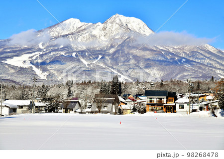 黒姫駅付近より妙高山方面を望む(長野県信濃町)【2023.1】 98268478