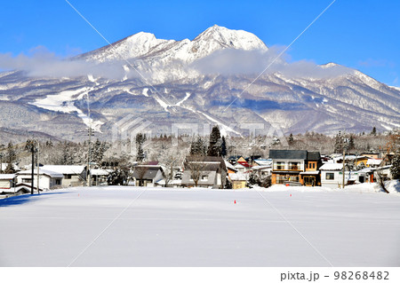 黒姫駅付近より妙高山方面を望む(長野県信濃町)【2023.1】 98268482
