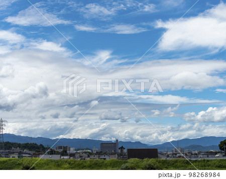 夏の青空が広がる街の風景 98268984