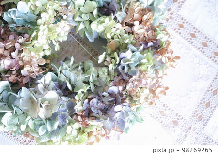 秋色紫陽花のリース 98269265