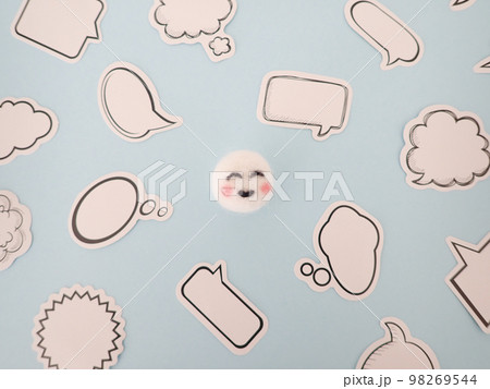 羊毛フェルトの笑顔と色々な形をした吹き出しがたくさん 羊毛フェルトの笑顔と色々な形をした吹き出しがたくさん 98269544