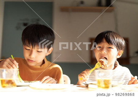 食事をする2人の男の子　ライフスタイル　食育　イメージ 98269868