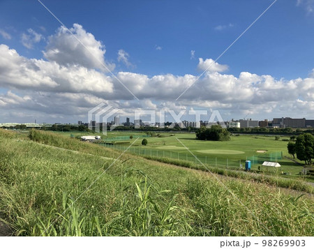 埼玉県川口市荒川堤からの空模様(土手上から赤羽方面を望む) 埼玉県川口市荒川堤からの空模様(土手上から赤羽方面を望む) 98269903