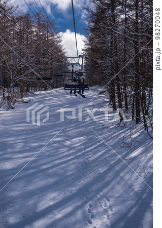 リフトから見える雪景色 98270048