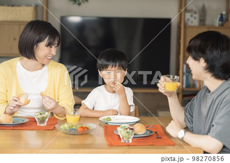 家族の食卓・笑顔のファミリーイメージ 家族の食卓・笑顔のファミリーイメージ 98270856