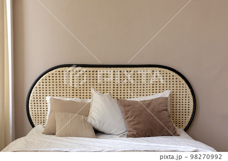 Cozy rattan oval round headboard with pillows Cozy rattan oval round headboard with pillows 98270992