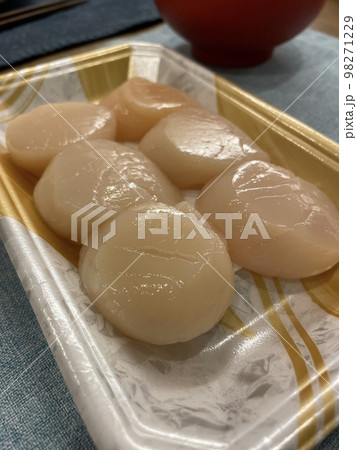 新鮮な生ホタテの刺身 新鮮な生ホタテの刺身 98271229