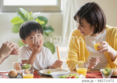 家族の食卓・笑顔のファミリーイメージ 家族の食卓・笑顔のファミリーイメージ 98271473