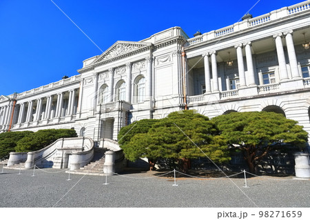 【東京都】晴天下の赤坂離宮 【東京都】晴天下の赤坂離宮 98271659
