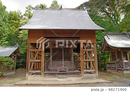 福岡県豊前市大河内の日吉神社覆屋で補強された本殿 98271900