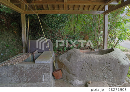 福岡県豊前市大河内の日吉神社手水舎と井戸 福岡県豊前市大河内の日吉神社手水舎と井戸 98271903