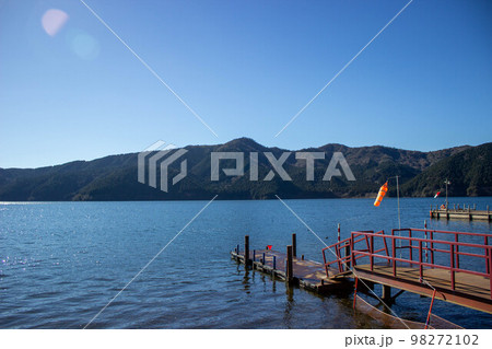 箱根芦ノ湖と桟橋 箱根芦ノ湖と桟橋 98272102
